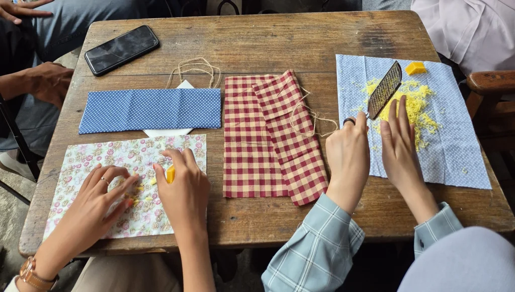 Gambar saat ini: Proses Pembuatan Beeswax Wrap